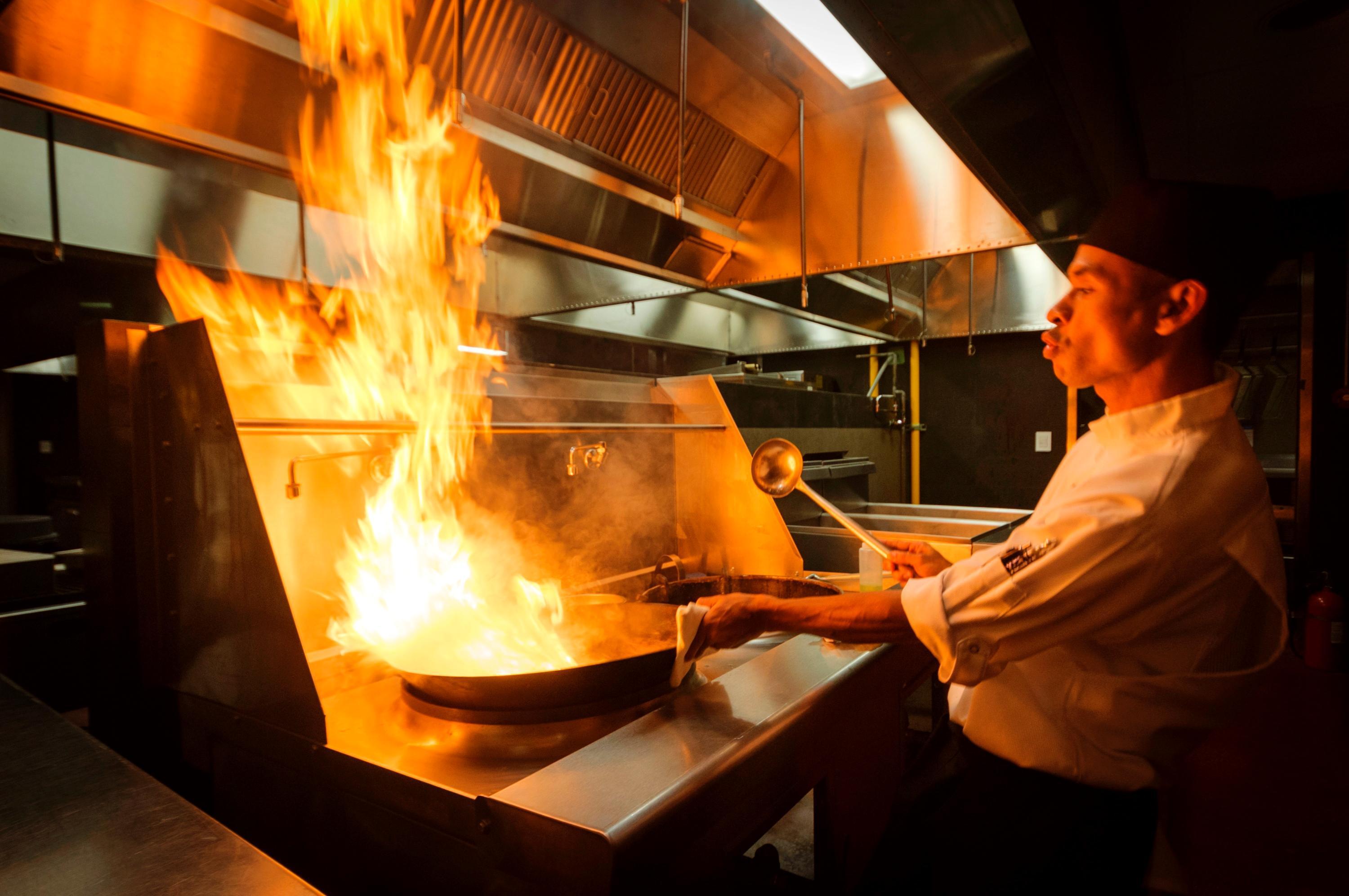 帝国世界宫殿酒店 阿卡普尔科 外观 照片 A chef cooking with a flaming skillet