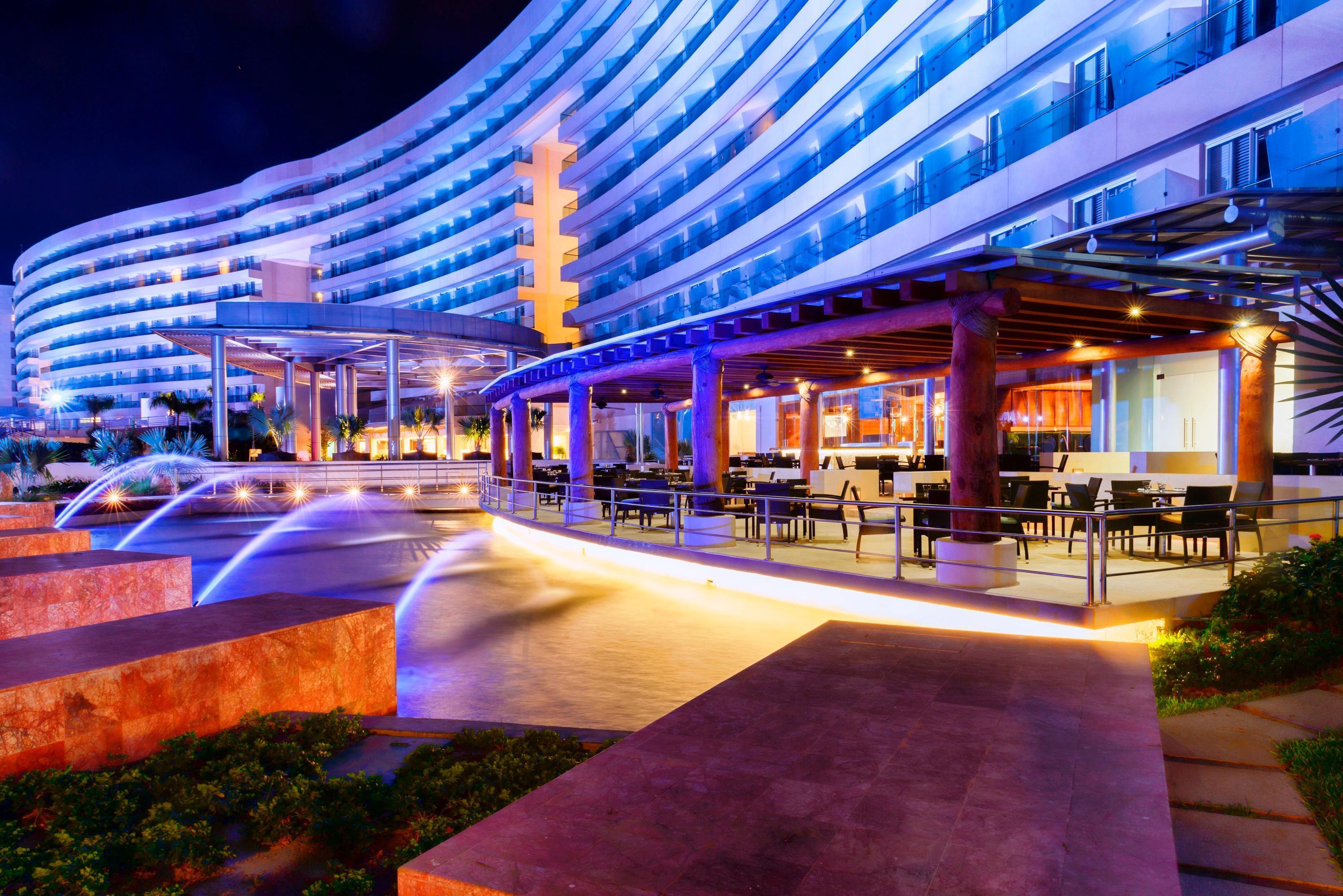 帝国世界宫殿酒店 阿卡普尔科 外观 照片 The resort at night