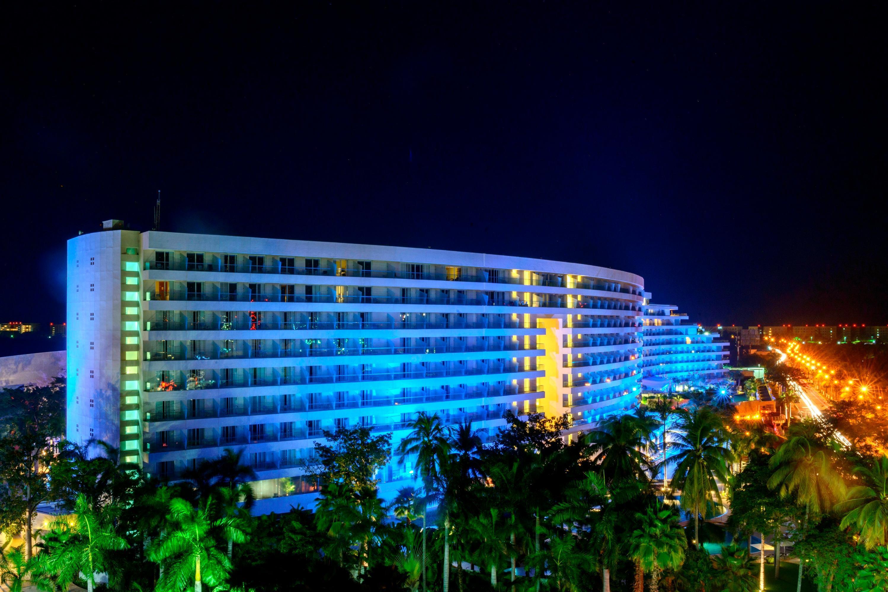 帝国世界宫殿酒店 阿卡普尔科 外观 照片 The hotel at night