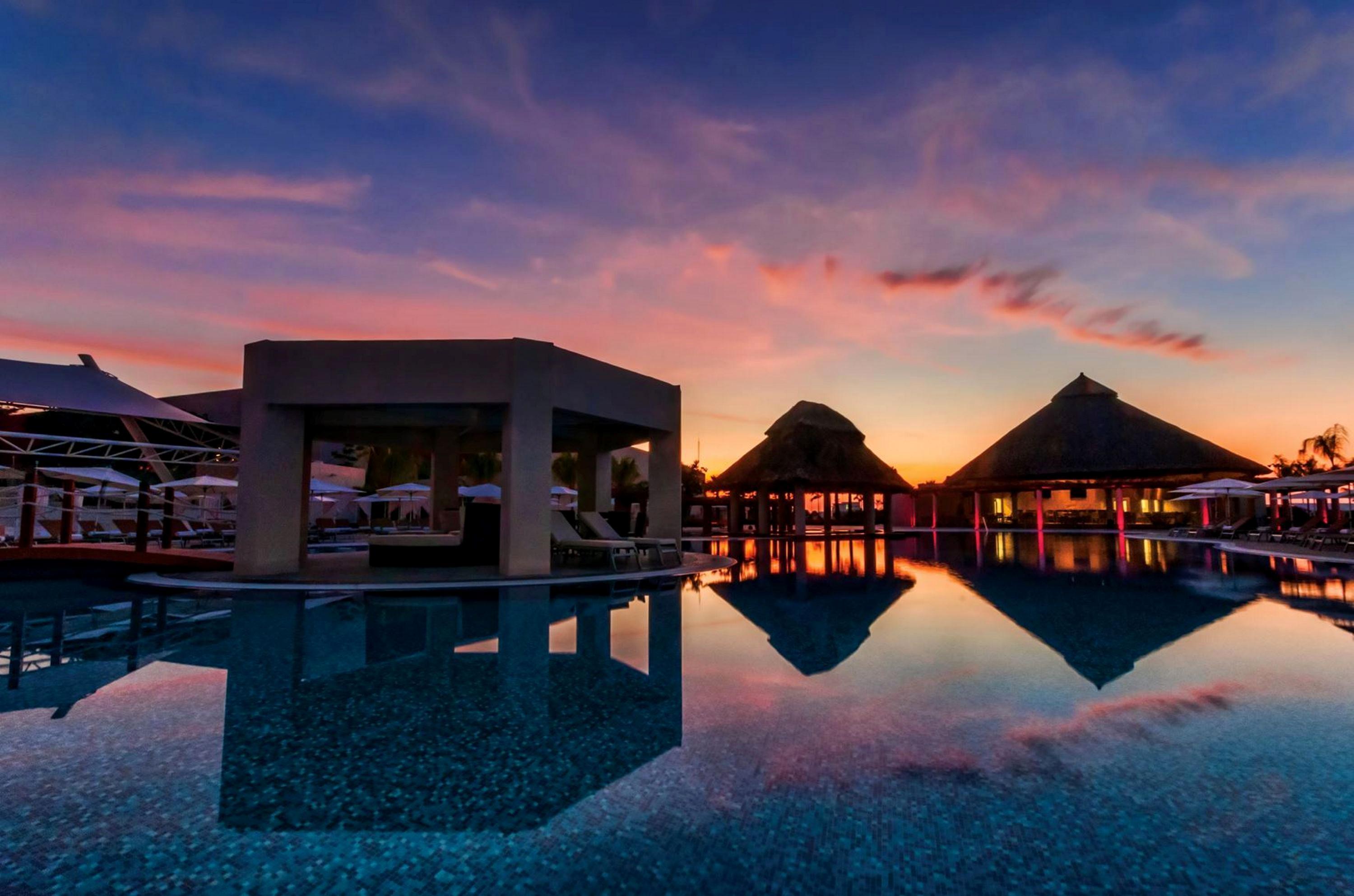 帝国世界宫殿酒店 阿卡普尔科 外观 照片 Sunset at the resort