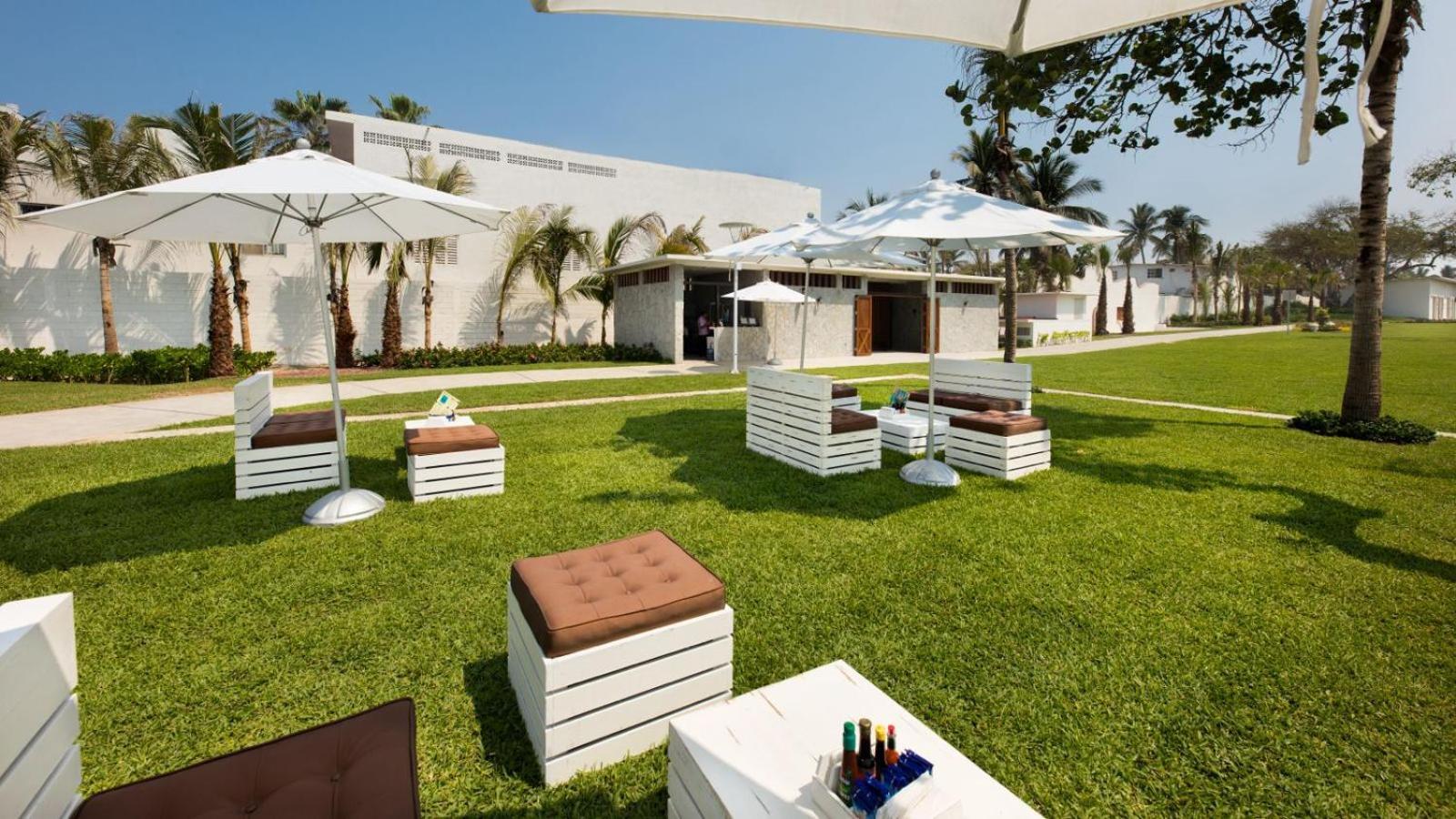 帝国世界宫殿酒店 阿卡普尔科 外观 照片 The lawn at the Jumeirah Beach Hotel